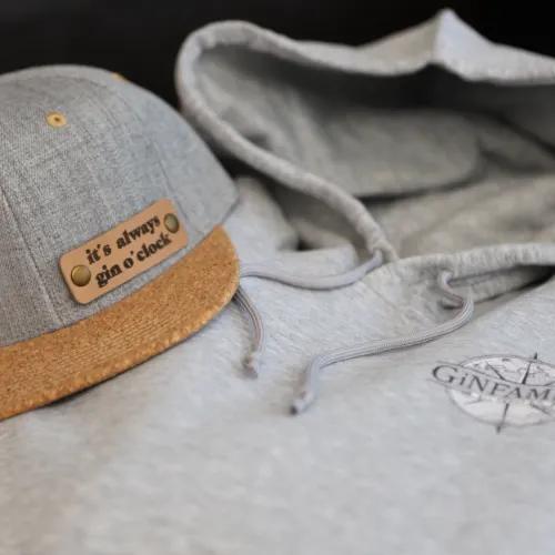 Kategoriebild Bekleidung - zeigt einen Pullover und eine Cap