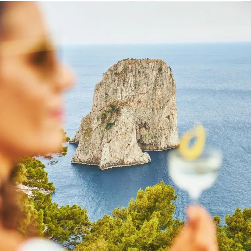 Solaro Capri Gin - Frau mit Drink vor Felsen