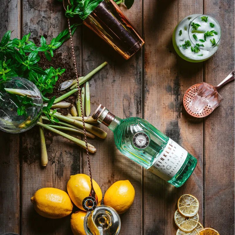 Thinkers Jerusalem Dry Gin Moodbild auf Tisch