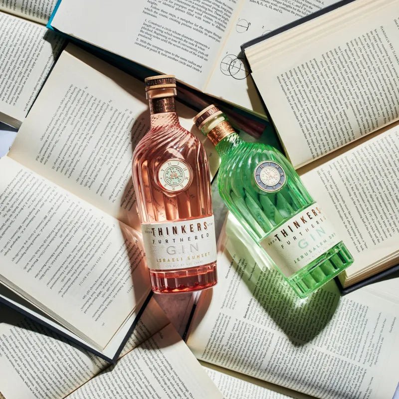 Thinkers Jerusalem Dry Gin zusammen mit Thinkers Sunset Gin angerichtet