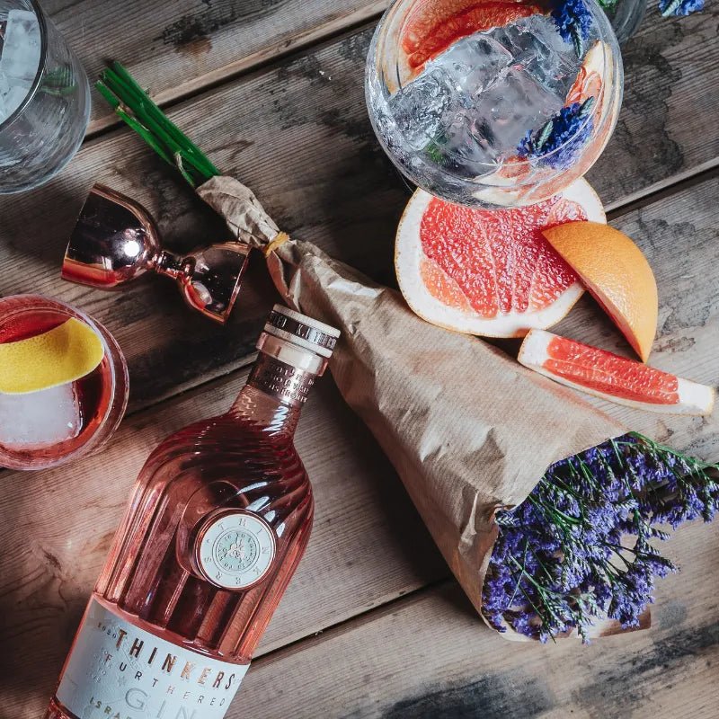 Thinkers Sunset Gin angerichtet mit Drink und Lavendel